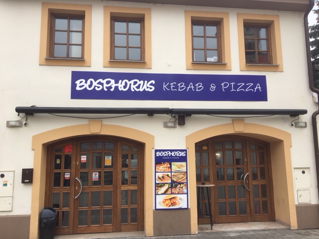 Budova s reklamnou tabuľou